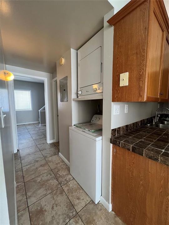 For Rent: $1,200 (1 beds, 1 baths, 800 Square Feet)