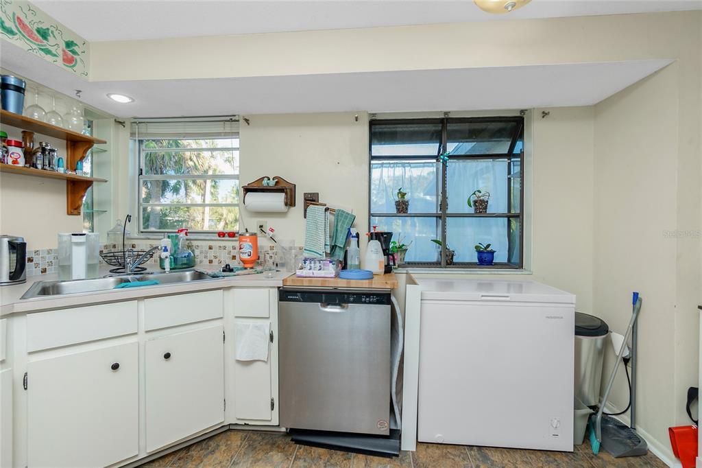 Active With Contract: $215,000 (2 beds, 2 baths, 1356 Square Feet)