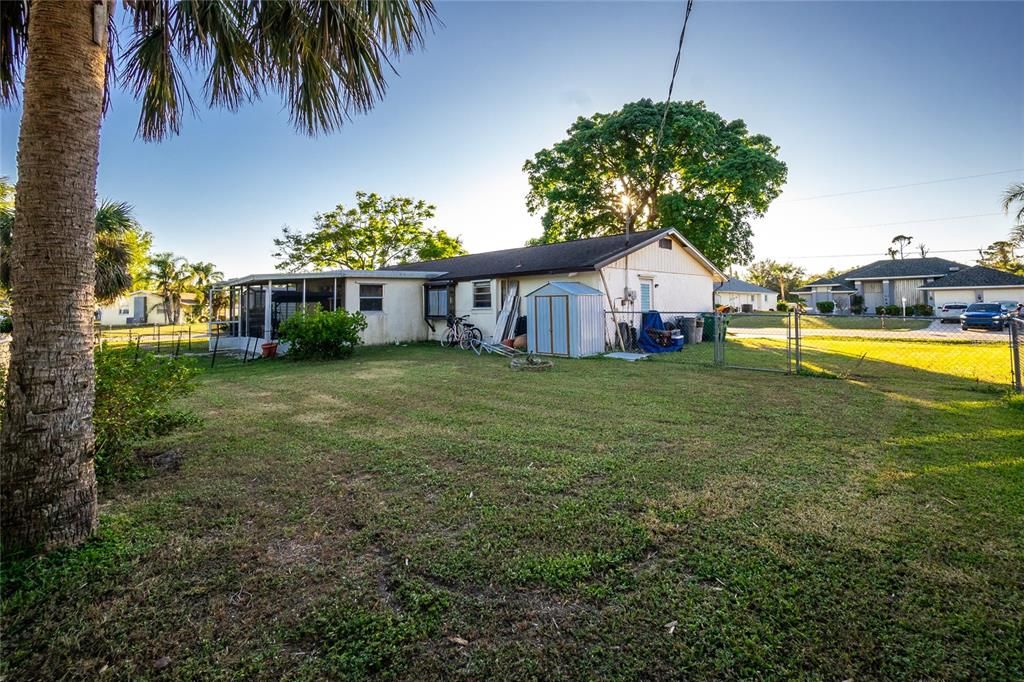 Active With Contract: $215,000 (2 beds, 2 baths, 1356 Square Feet)