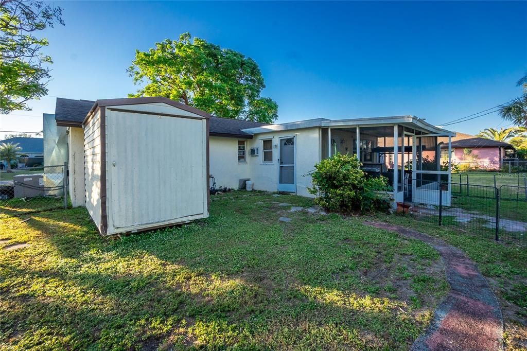 Active With Contract: $215,000 (2 beds, 2 baths, 1356 Square Feet)