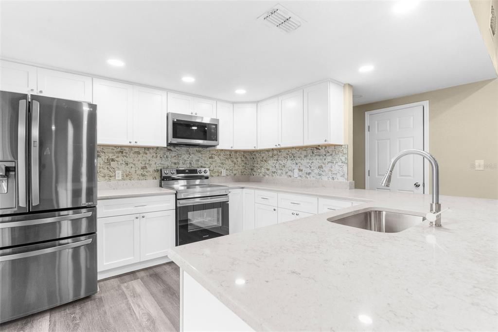 Remodeled AMAZING kitchen with Quartz! Everything is NEW!