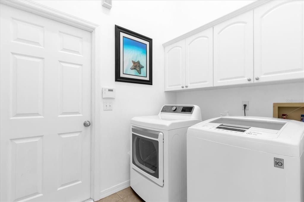 Large Laundry room with cabinets