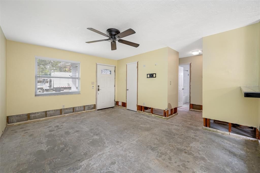 For Sale: $320,000 (2 beds, 1 baths, 802 Square Feet)