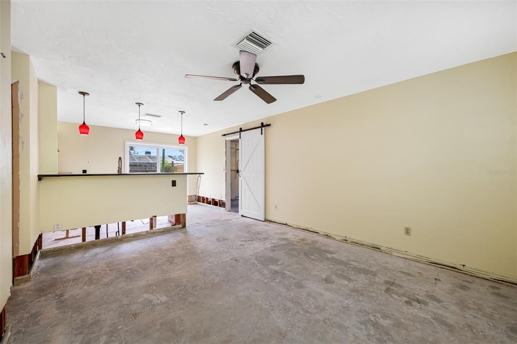 For Sale: $320,000 (2 beds, 1 baths, 802 Square Feet)