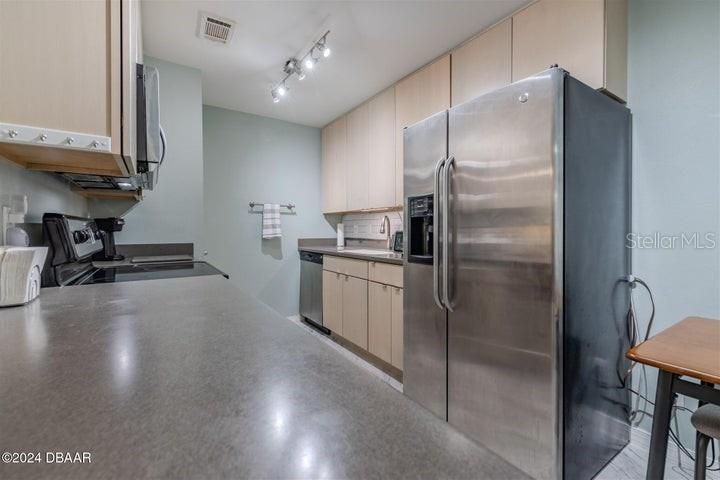 For Sale: $155,000 (2 beds, 2 baths, 850 Square Feet)