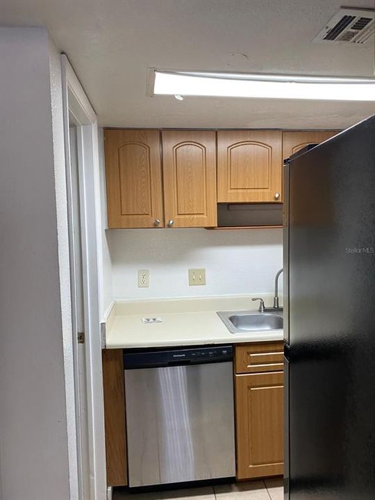 For Rent: $1,200 (1 beds, 1 baths, 765 Square Feet)