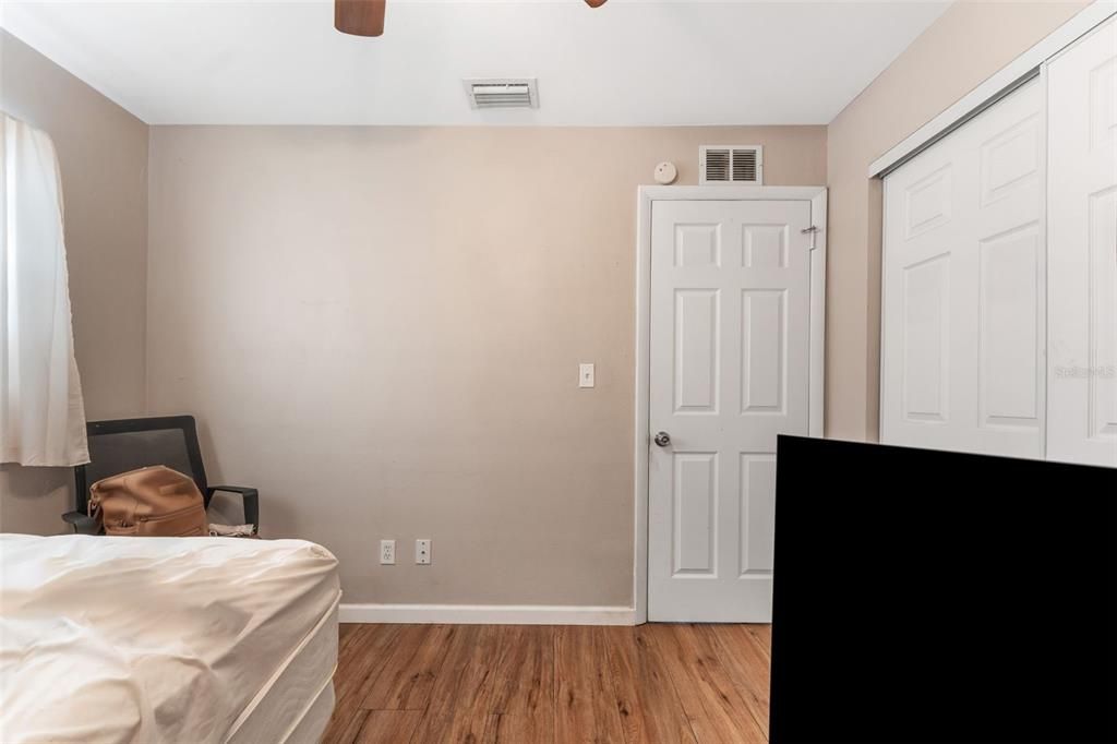 For Sale: $294,000 (3 beds, 1 baths, 988 Square Feet)