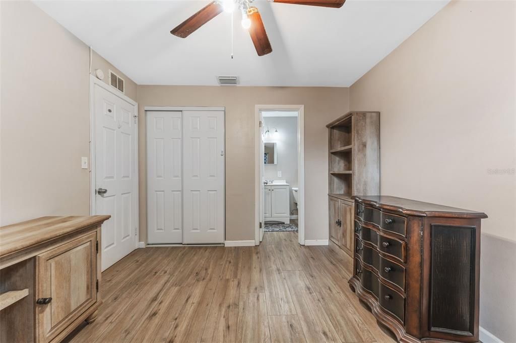 For Sale: $294,000 (3 beds, 1 baths, 988 Square Feet)