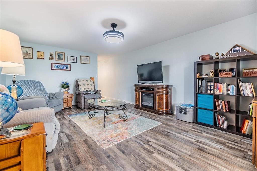 For Sale: $240,000 (2 beds, 2 baths, 1561 Square Feet)