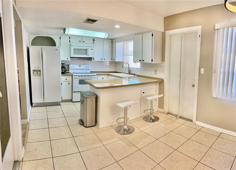 For Sale: $110,000 (1 beds, 1 baths, 868 Square Feet)