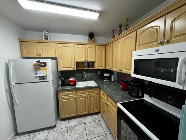 For Sale: $210,000 (1 beds, 1 baths, 644 Square Feet)