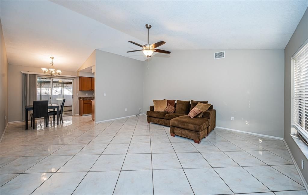 For Sale: $264,900 (2 beds, 1 baths, 936 Square Feet)