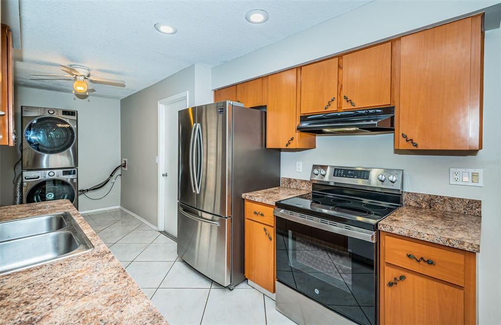 For Sale: $264,900 (2 beds, 1 baths, 936 Square Feet)