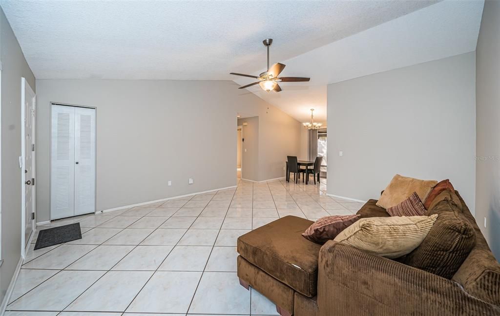 For Sale: $264,900 (2 beds, 1 baths, 936 Square Feet)