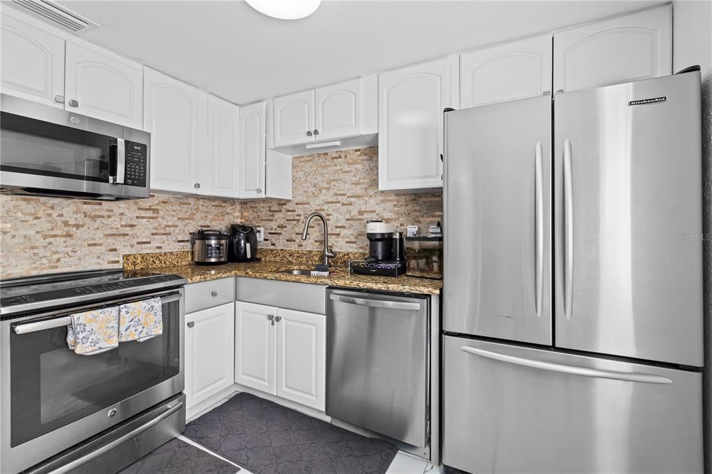 For Sale: $380,000 (2 beds, 2 baths, 1270 Square Feet)