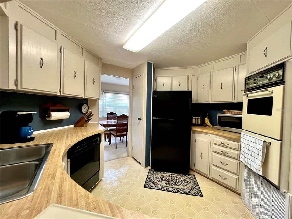 Kitchen complete w/ pantry closet