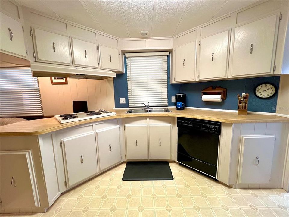 kitchen w/ lots of cabinets