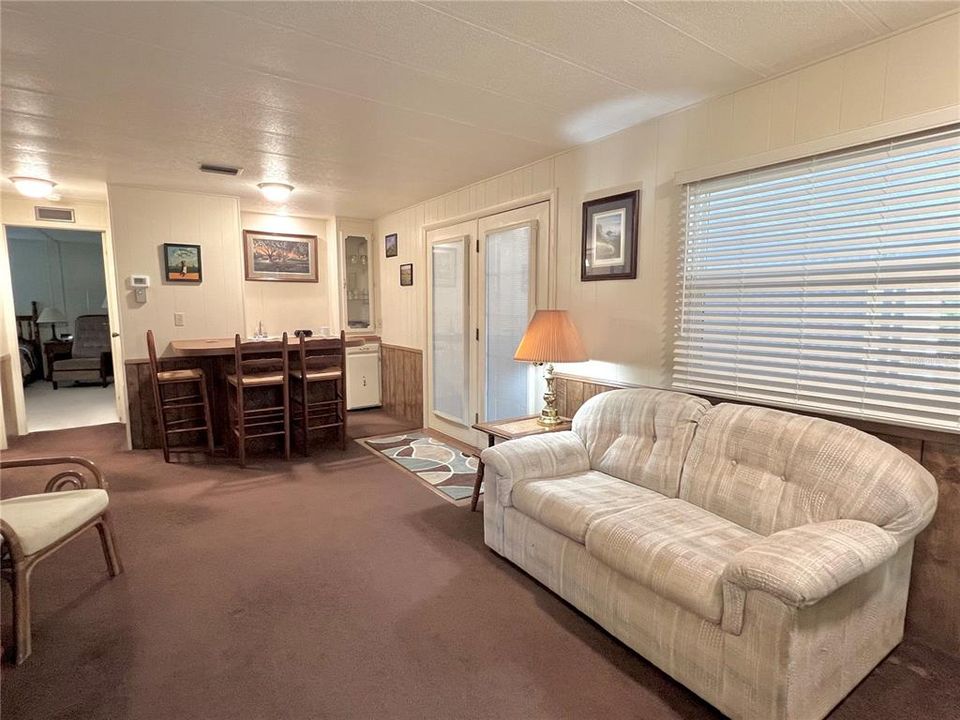 cozy family room w/ wet bar