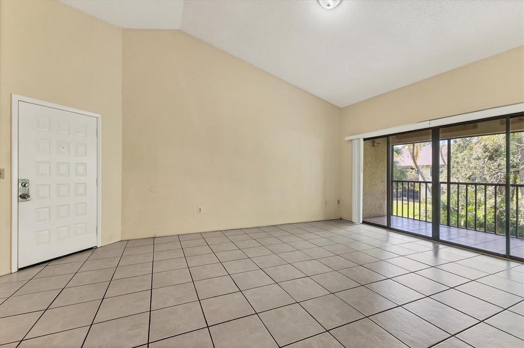 For Sale: $200,000 (2 beds, 2 baths, 977 Square Feet)