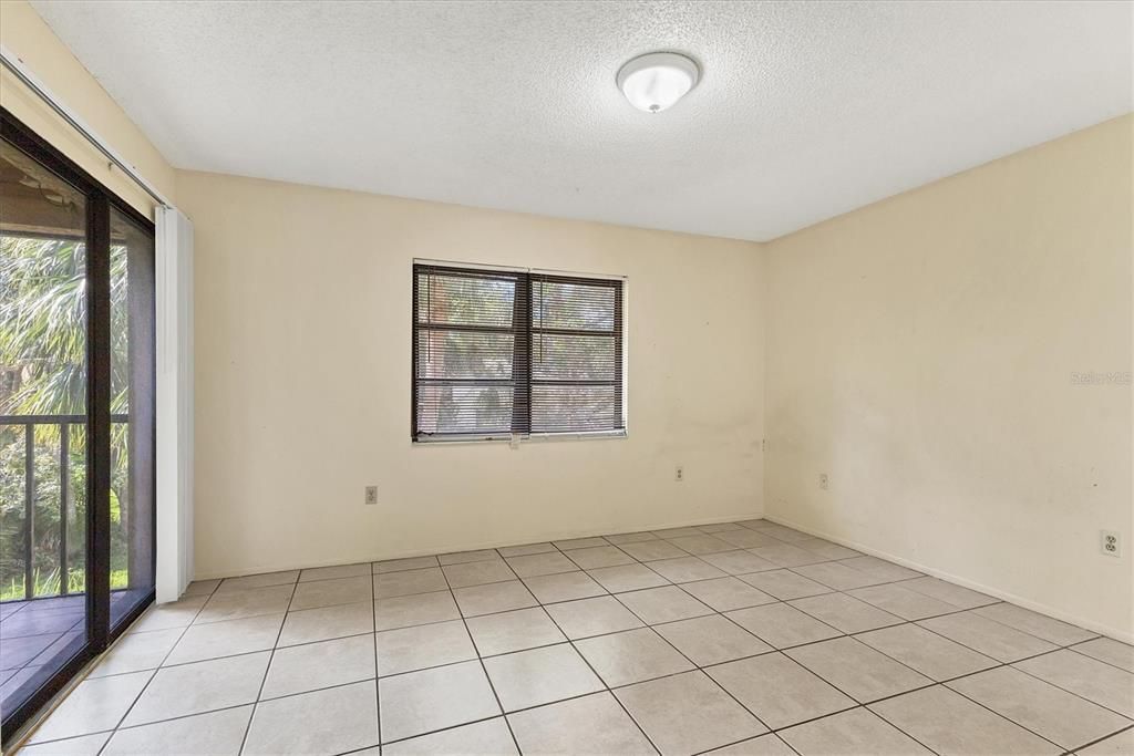 For Sale: $200,000 (2 beds, 2 baths, 977 Square Feet)