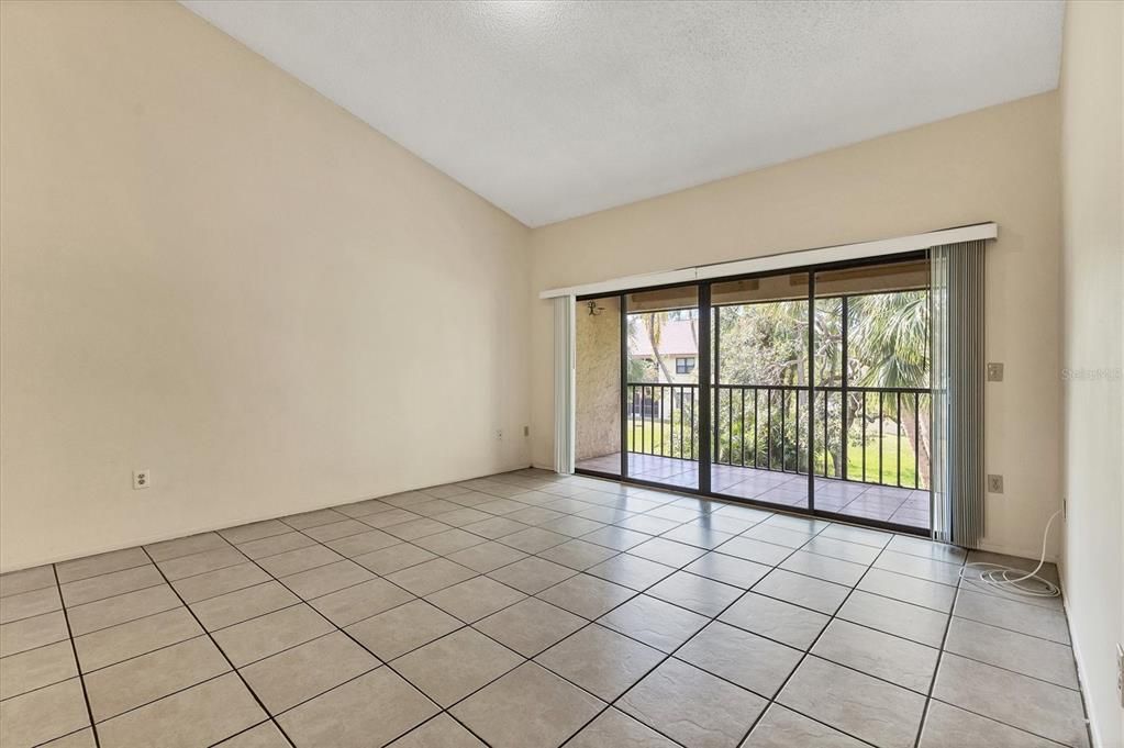 For Sale: $200,000 (2 beds, 2 baths, 977 Square Feet)