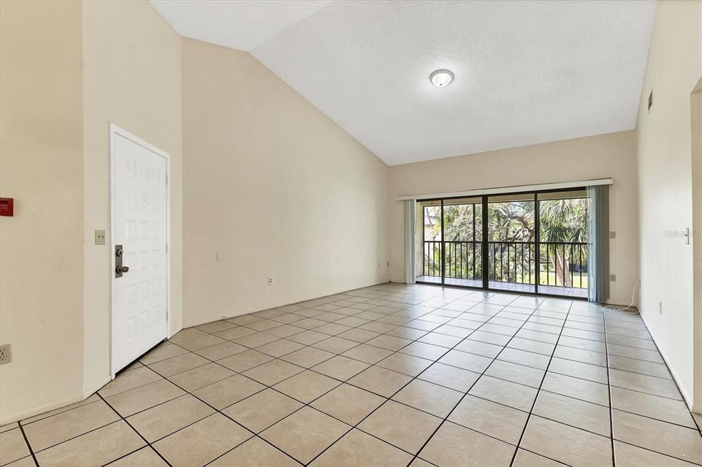 For Sale: $200,000 (2 beds, 2 baths, 977 Square Feet)