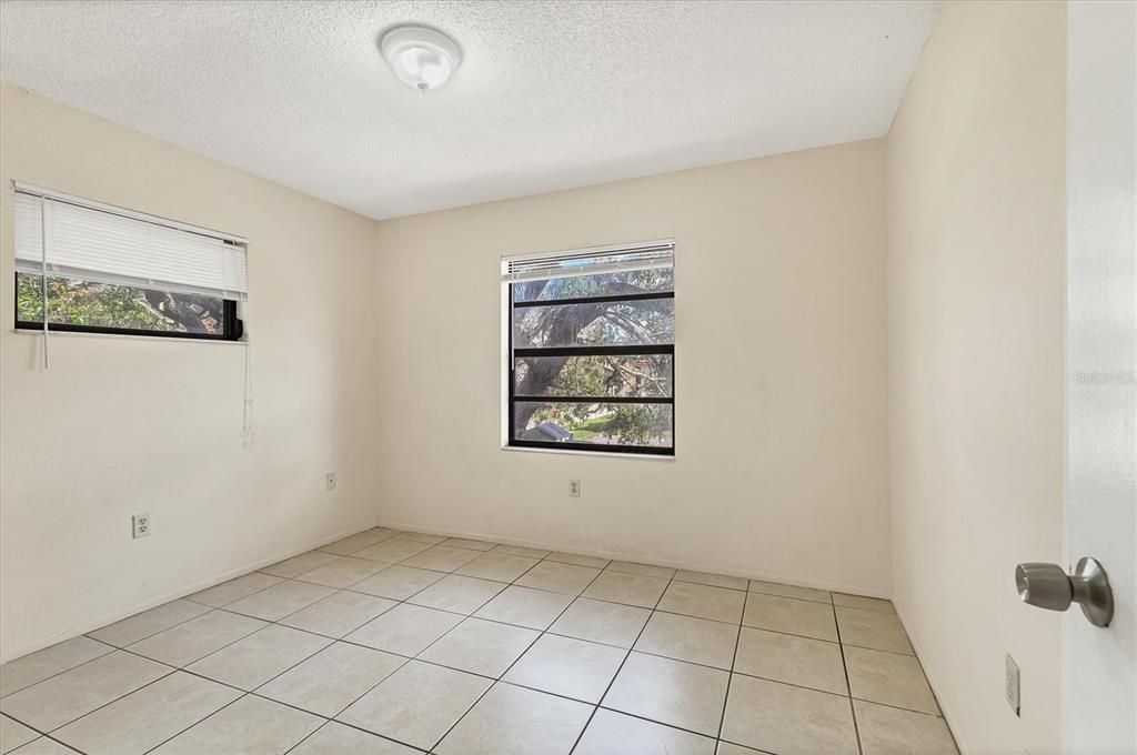 For Sale: $200,000 (2 beds, 2 baths, 977 Square Feet)