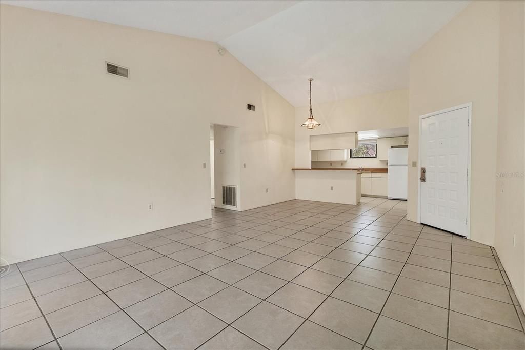 For Sale: $200,000 (2 beds, 2 baths, 977 Square Feet)