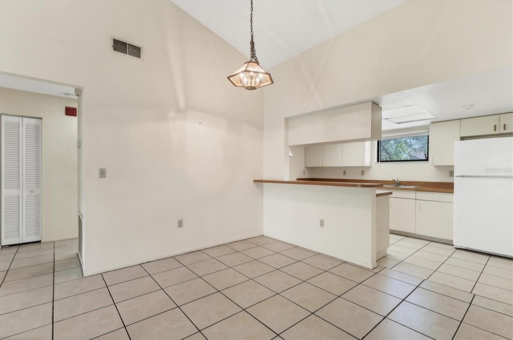 For Sale: $200,000 (2 beds, 2 baths, 977 Square Feet)