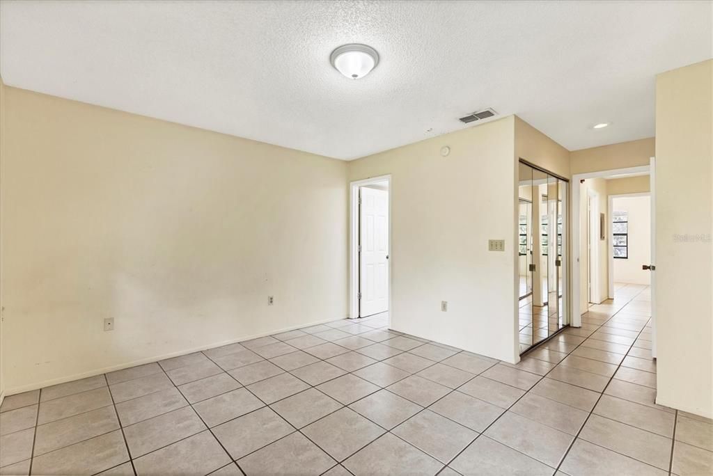 For Sale: $200,000 (2 beds, 2 baths, 977 Square Feet)