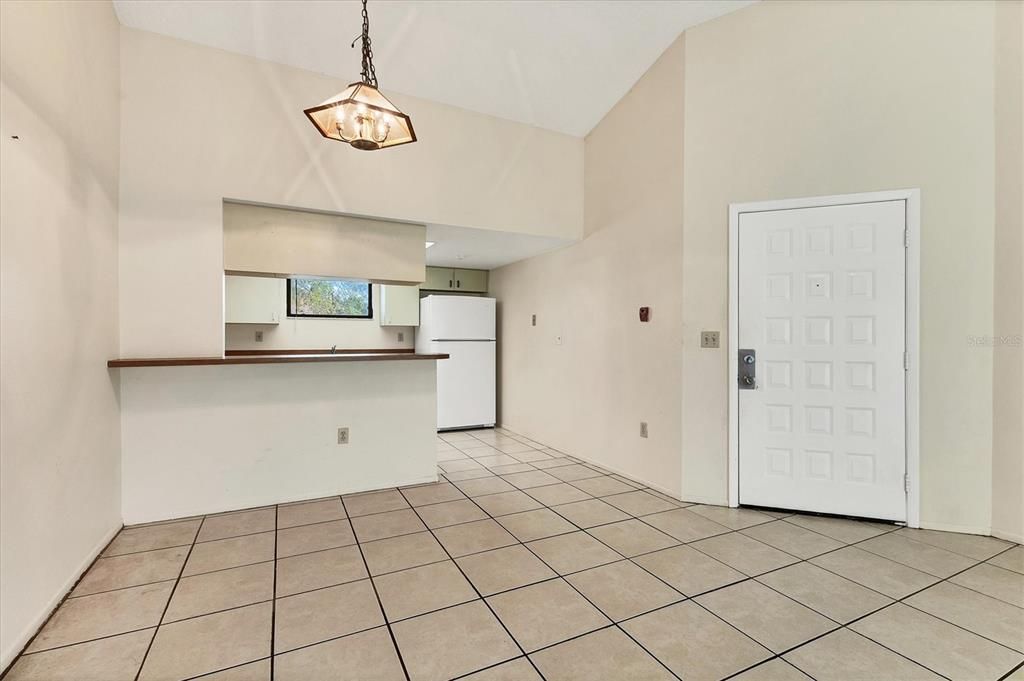 For Sale: $200,000 (2 beds, 2 baths, 977 Square Feet)