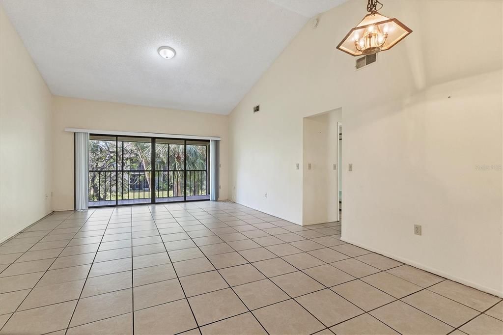 For Sale: $200,000 (2 beds, 2 baths, 977 Square Feet)