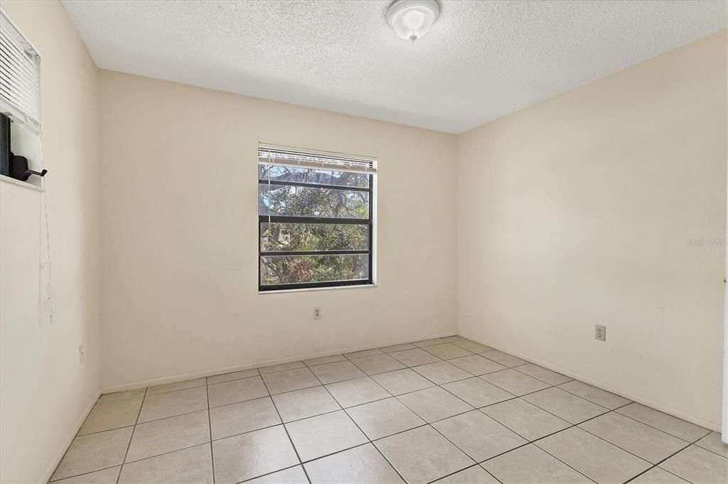 For Sale: $200,000 (2 beds, 2 baths, 977 Square Feet)