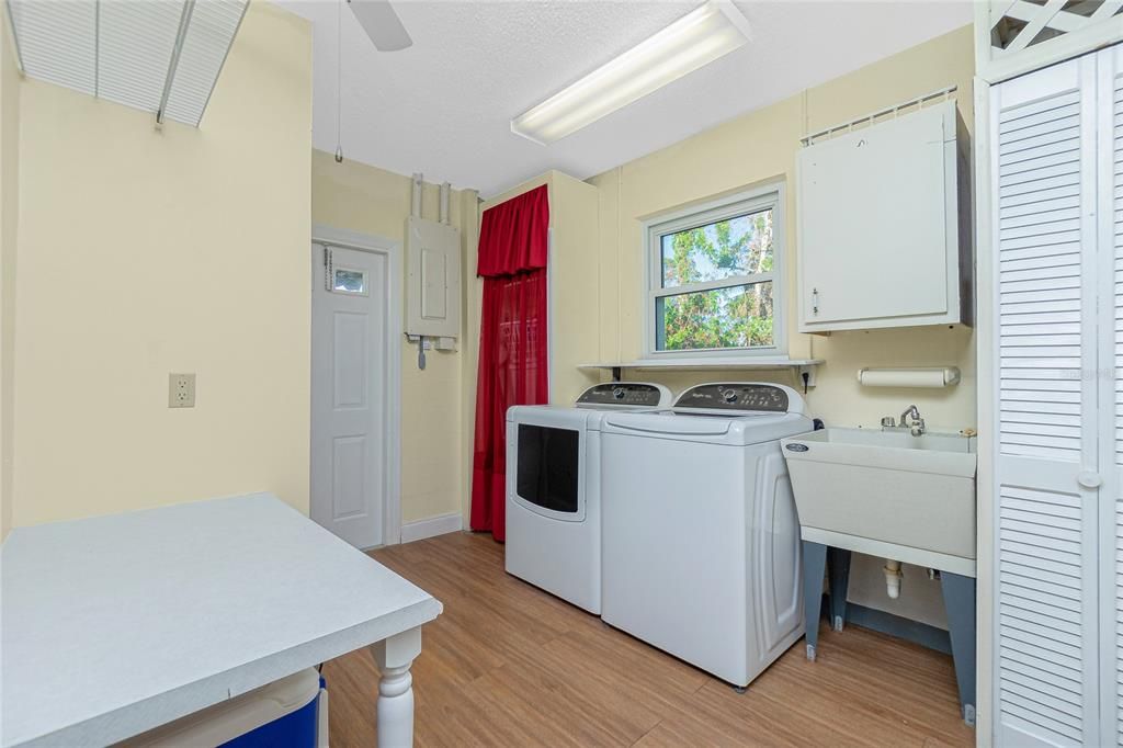 Washer and Dryer with Wash Basin