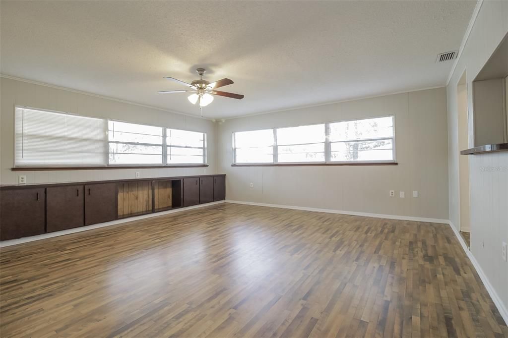 For Rent: $1,885 (3 beds, 2 baths, 1683 Square Feet)