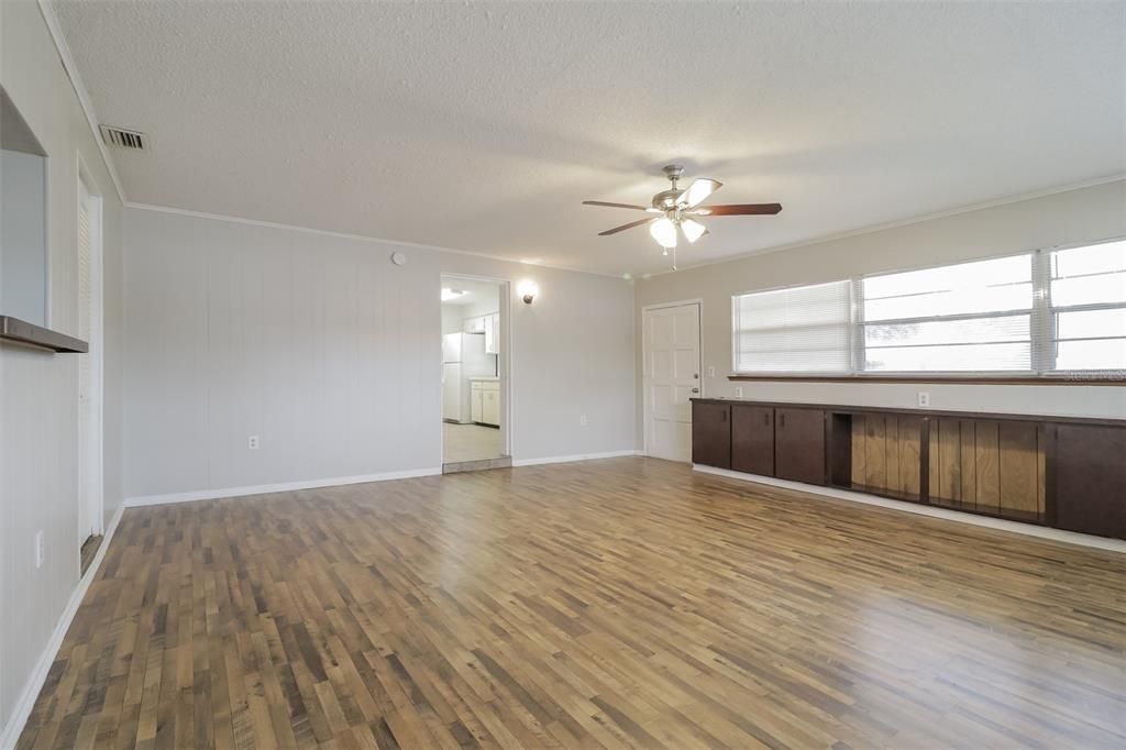 For Rent: $1,885 (3 beds, 2 baths, 1683 Square Feet)