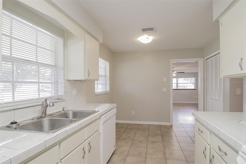 For Rent: $1,885 (3 beds, 2 baths, 1683 Square Feet)