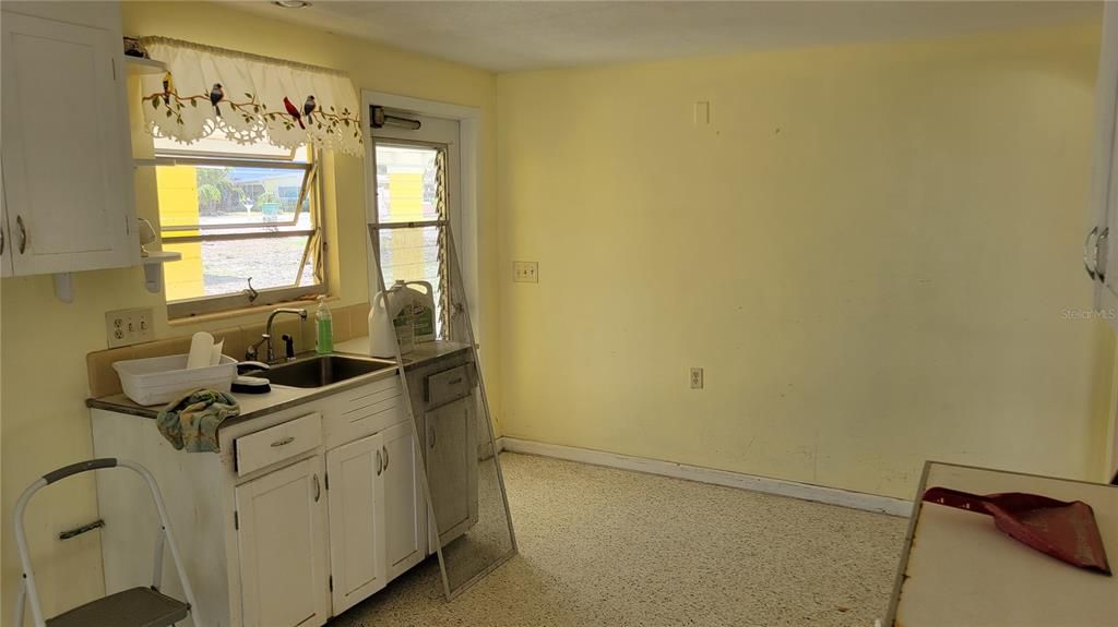 For Sale: $600,000 (2 beds, 1 baths, 992 Square Feet)