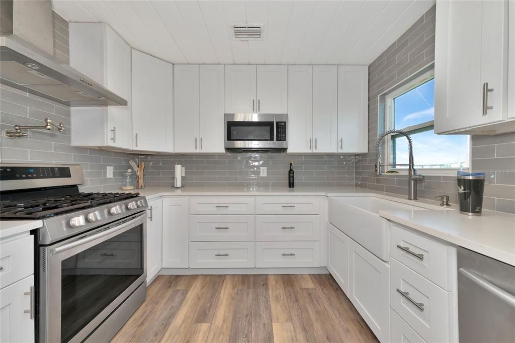 awesome new kitchen, quartz, painted wood cabinets