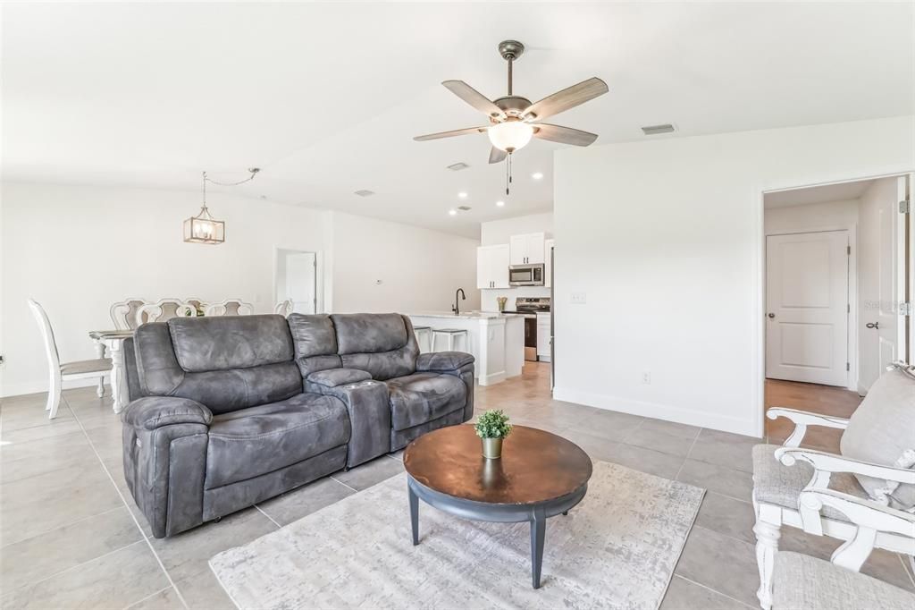 For Sale: $314,900 (3 beds, 2 baths, 1561 Square Feet)