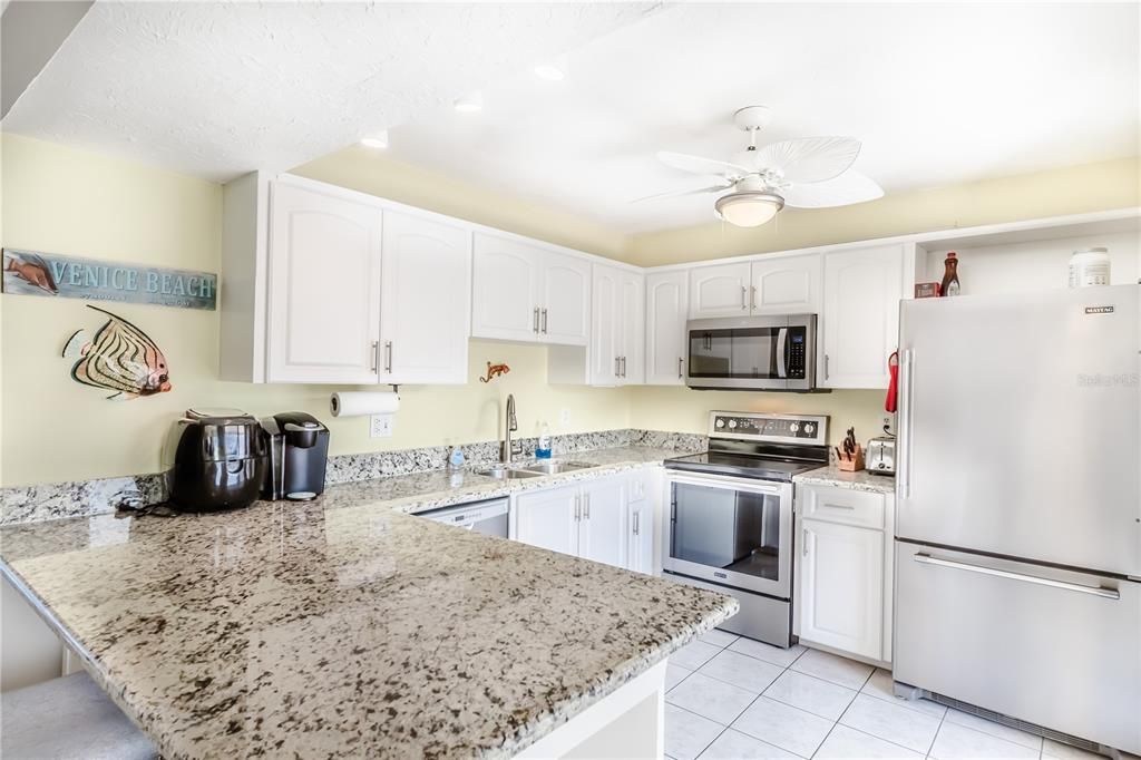 For Sale: $299,900 (2 beds, 2 baths, 1031 Square Feet)