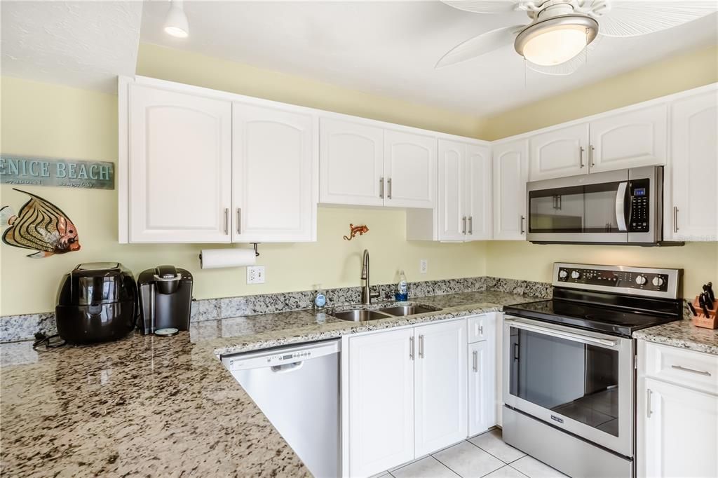 For Sale: $299,900 (2 beds, 2 baths, 1031 Square Feet)