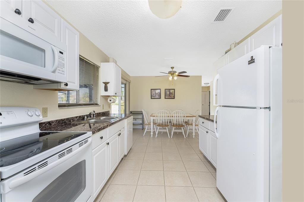 For Sale: $239,900 (3 beds, 2 baths, 1072 Square Feet)