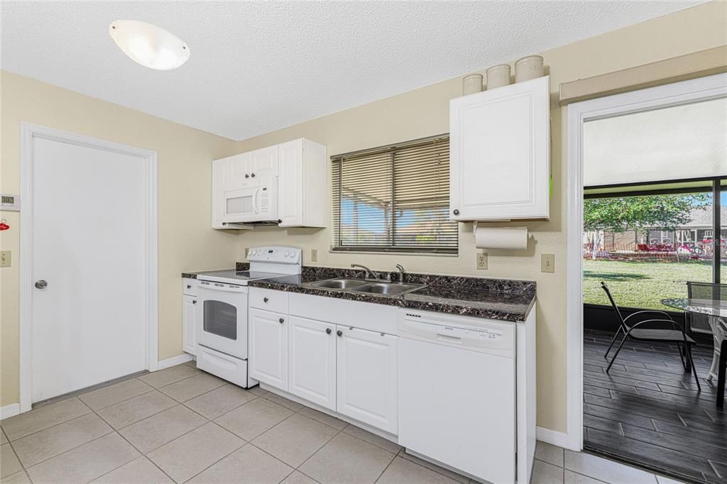 For Sale: $239,900 (3 beds, 2 baths, 1072 Square Feet)