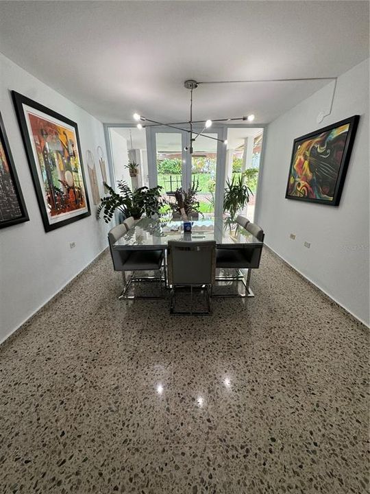 En Venta: $495,000 (4 camas, 2 baños, 3500 Pies cuadrados)