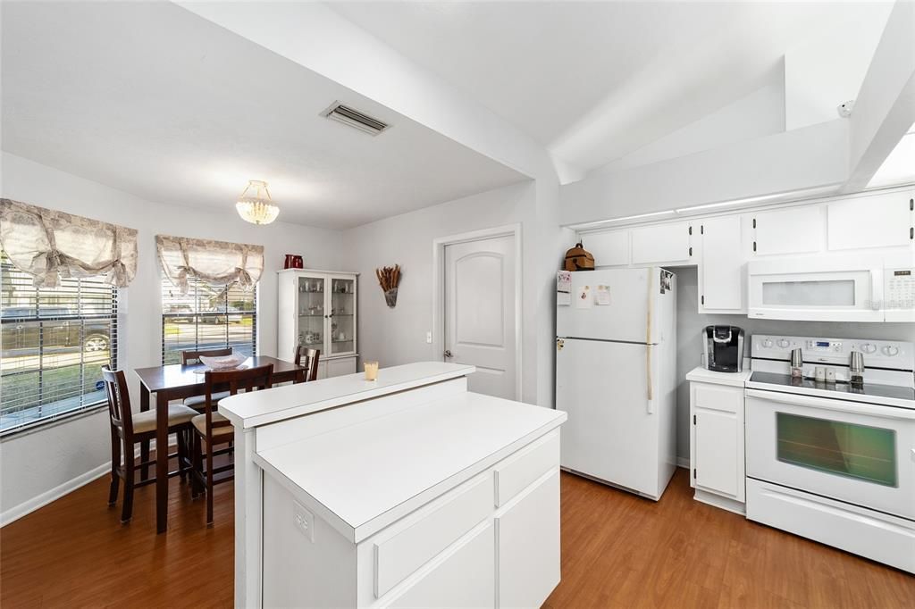 For Sale: $295,000 (3 beds, 2 baths, 1270 Square Feet)