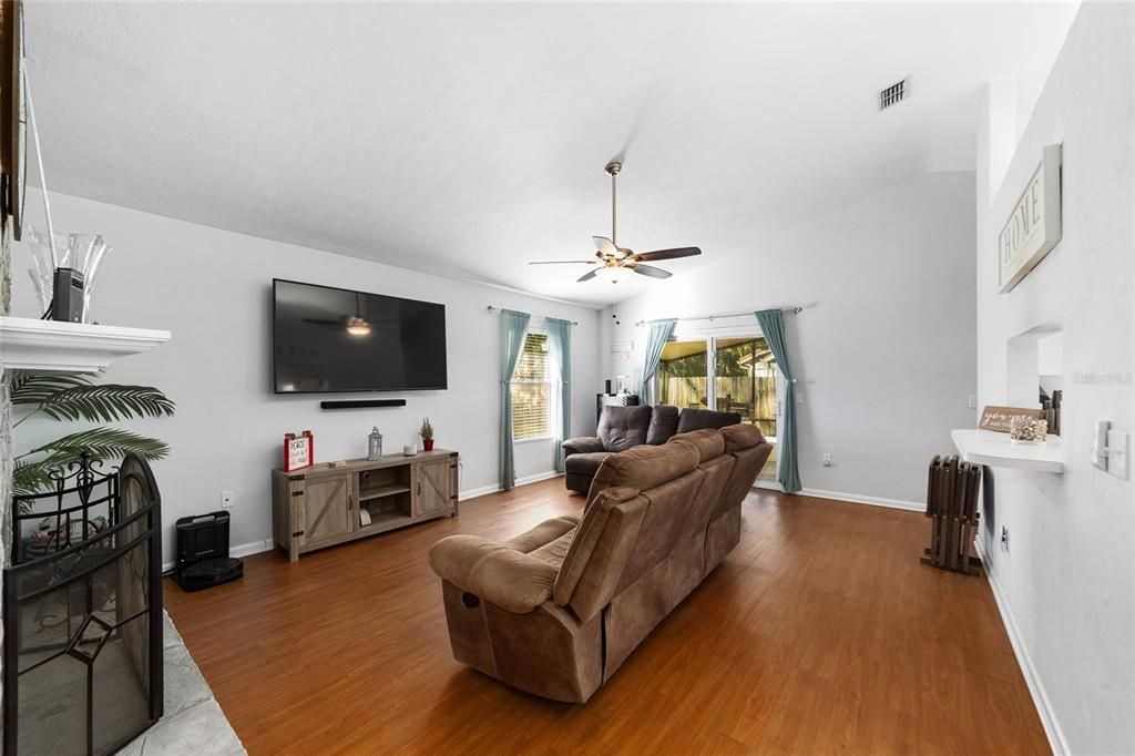 For Sale: $295,000 (3 beds, 2 baths, 1270 Square Feet)