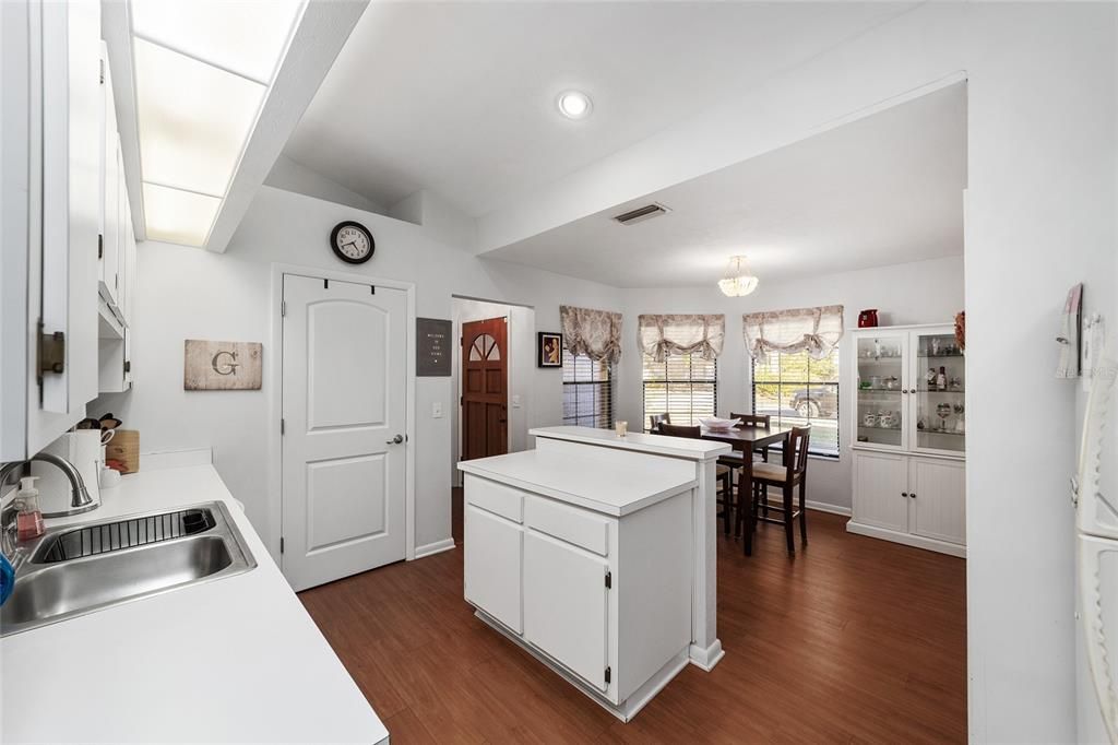 For Sale: $295,000 (3 beds, 2 baths, 1270 Square Feet)