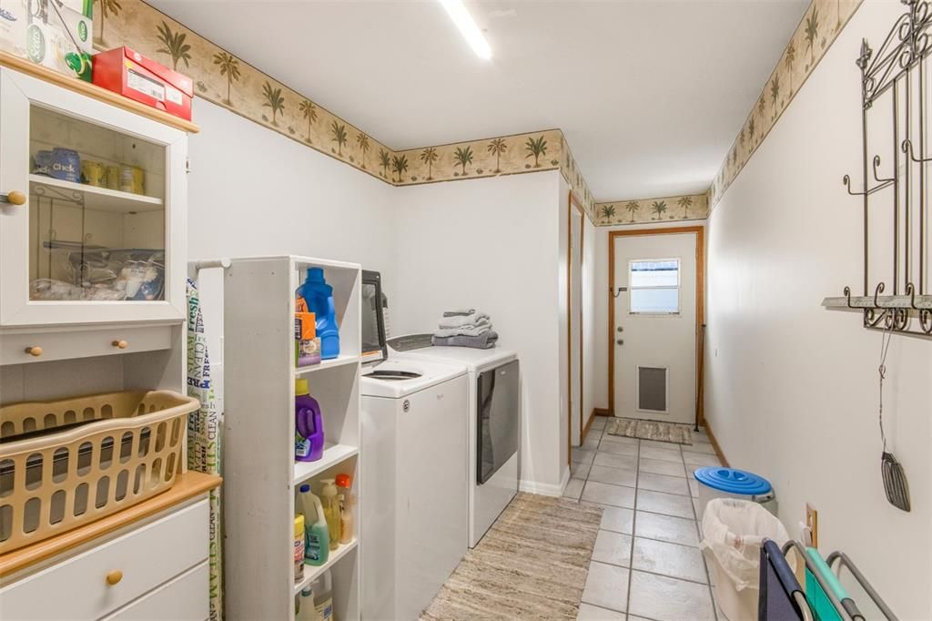 Laundry/Utility Room w/Half Bath