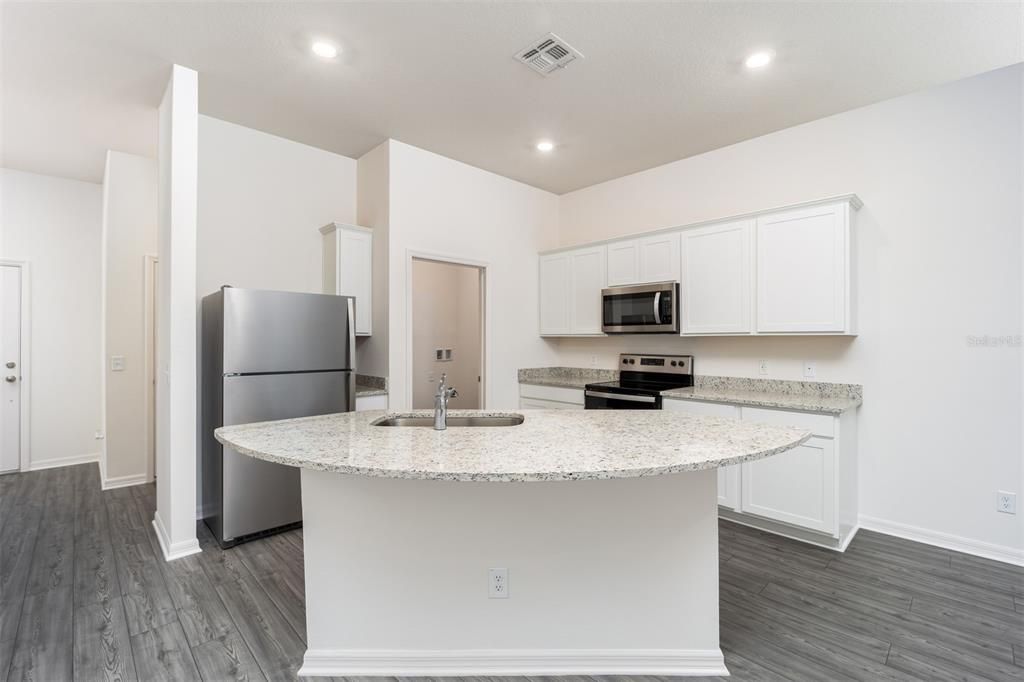 For Sale: $286,900 (2 beds, 2 baths, 1574 Square Feet)